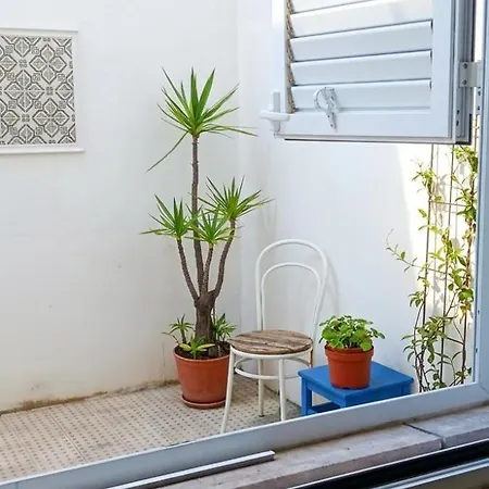 Sunny Cozy Patio In ,your Private Getaway